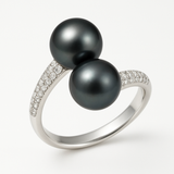 Bague toi et moi argent 925 avec deux perles noires de Tahiti et oxydes de zirconium.