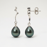 Boucles d'oreilles pendantes or blanc 9 carats avec perles de Tahiti noires goutte, vues recto et verso.