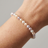 Bracelet en argent 925 et perles multicolores porté au poignet.