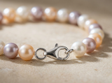 Bracelet argent 925 et perles multicolores avec fermoir mousqueton en gros plan.