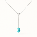 Le Collier Cravate | Perle de Culture Bleu Turquoise de Perlinea est un collier en argent 925 avec un pendentif en perle de culture turquoise sur une goutte verticale.