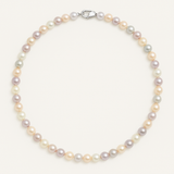 Le Collier NOELYSE de Perlinea est composé de perles d'eau douce multicolores de 5/6 mm et d'un fermoir en argent, disposés avec art sur un fond blanc uni.