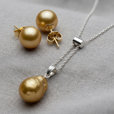 Collier pendentif et boucles d'oreilles puces ornés de perles dorées baroques.