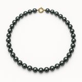 Collier de perles noires 8/9 mm sur fond blanc, fermoir anneau ressort en or jaune 9 carats.