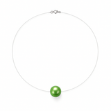 Le Perlinea Collier SOFIA | Perle Vert  présente une seule perle de culture ronde rose naturelle sur un cordon fin, presque invisible, avec un fermoir en argent 925, élégamment mis en valeur sur un fond blanc.