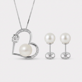 Collier pendentif cœur et boucles d'oreilles clous ornés d'une perle blanche et cristaux.