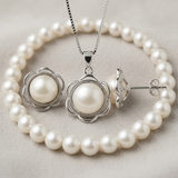 Parure collier, boucles d'oreilles et bracelet de perles blanches en argent, motif fleur.