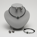 Parure collier, bracelet et boucles d'oreilles à perles de Tahiti sur cordon noir.