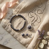 Parure trois pièces perles noires de Tahiti : bracelet, pendentif et boucles d'oreilles en argent.