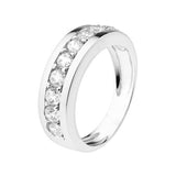Alliance en argent 925 sertie d'oxydes de zirconium blancs en canal sur fond blanc.
