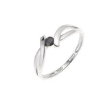 Bague jonc croisée en argent 925 avec oxyde de zirconium noir serti au centre.